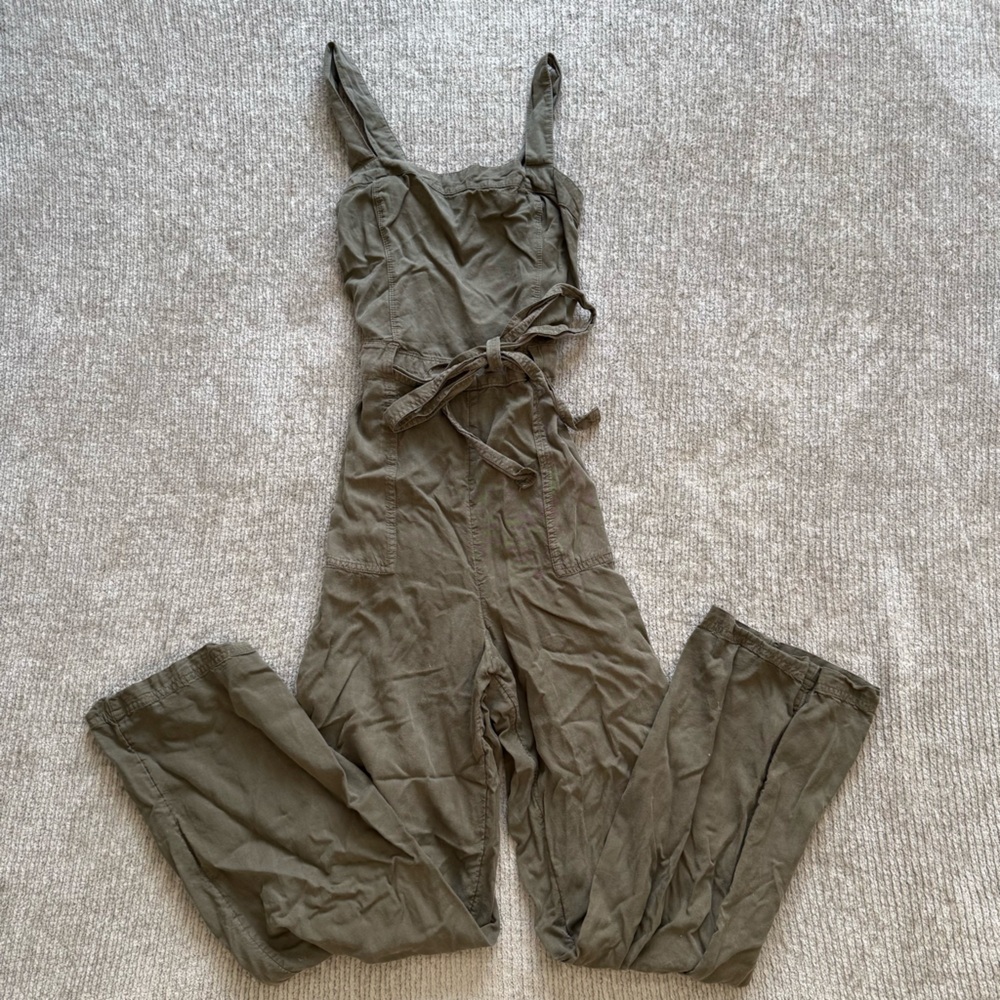 Hollister Olive Green Smocked Utility Jumpsuit Size Small Minimalist Comfy